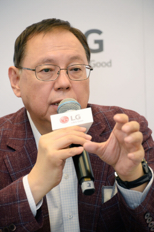 조성진 LG전자 부회장이 지난 31일(현지시간) 독일 베를린에서 열리는 세계 최대 가전 박람회 'IFA 2018'에서 열린 기자간담회에서 유럽 TV 시장 전략에 대해 &quot;심플하다. '올레드 올인'&quot;이라고 밝혔다. 조 부회장이 기자들의 질문에 답하고 있다. <LG전자 제공>